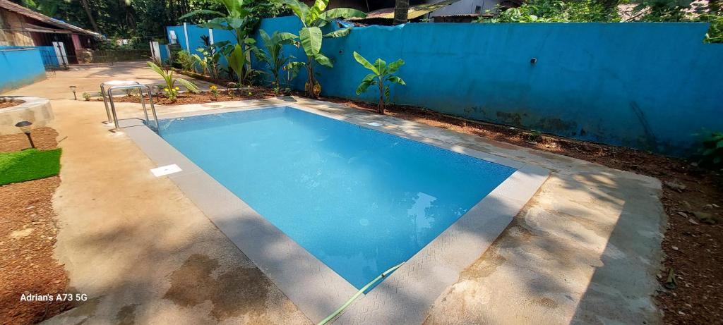 Outdoor swimming pool beside the holiday home