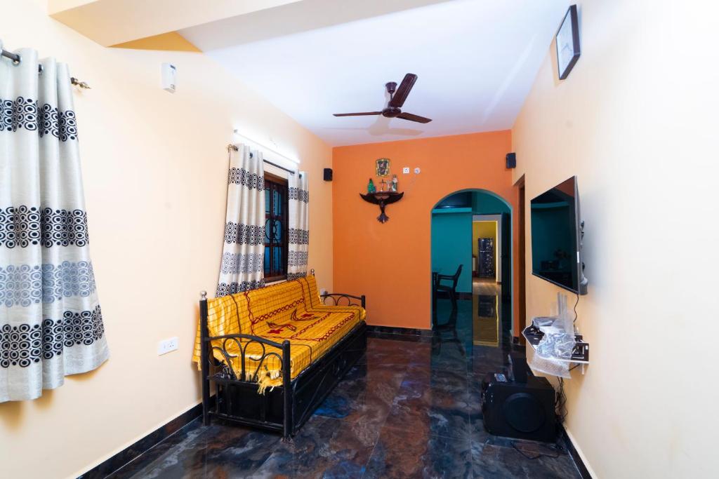 Warm and colourful living room at Stefleena’s Nest